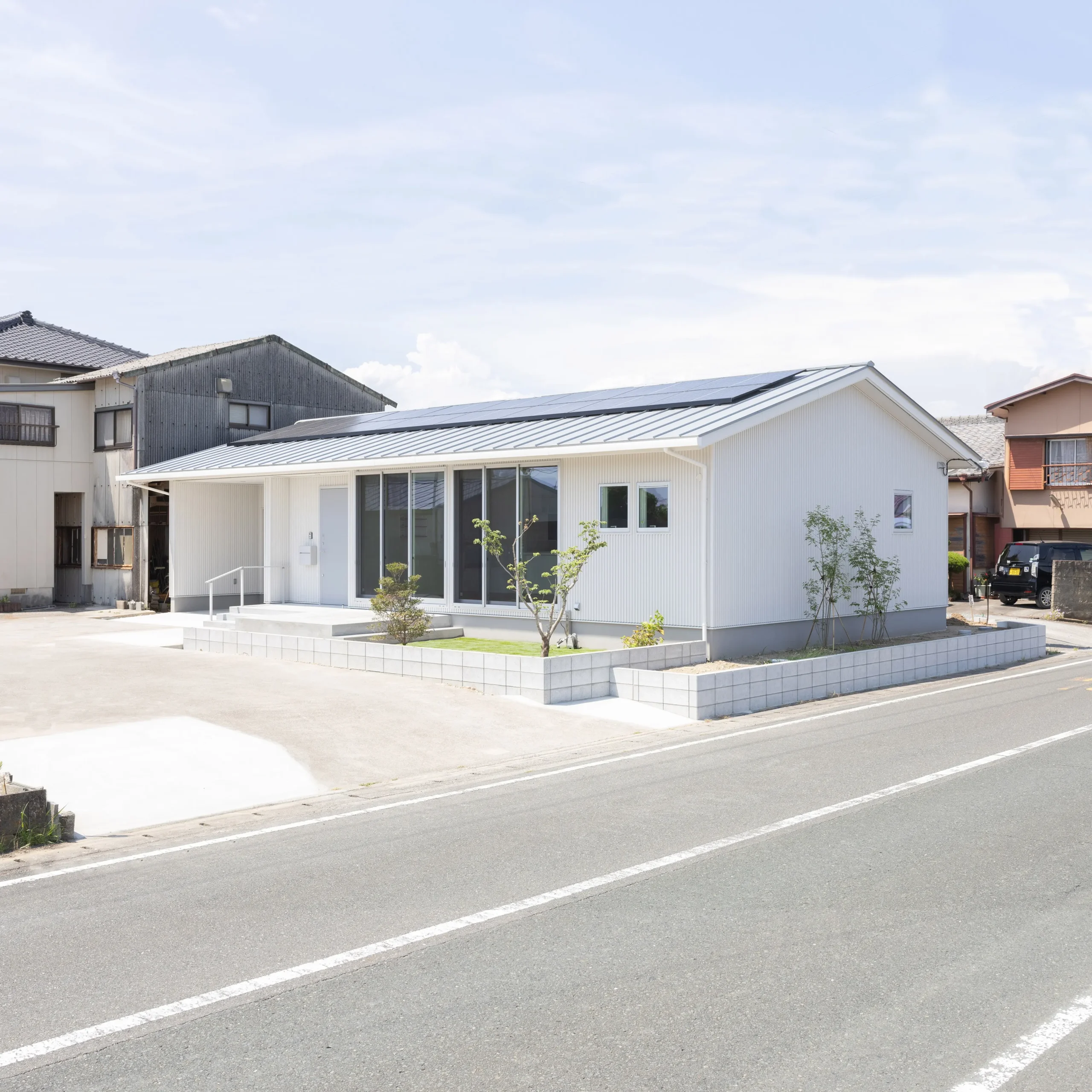 青空に映える34坪の住み良い平屋建て