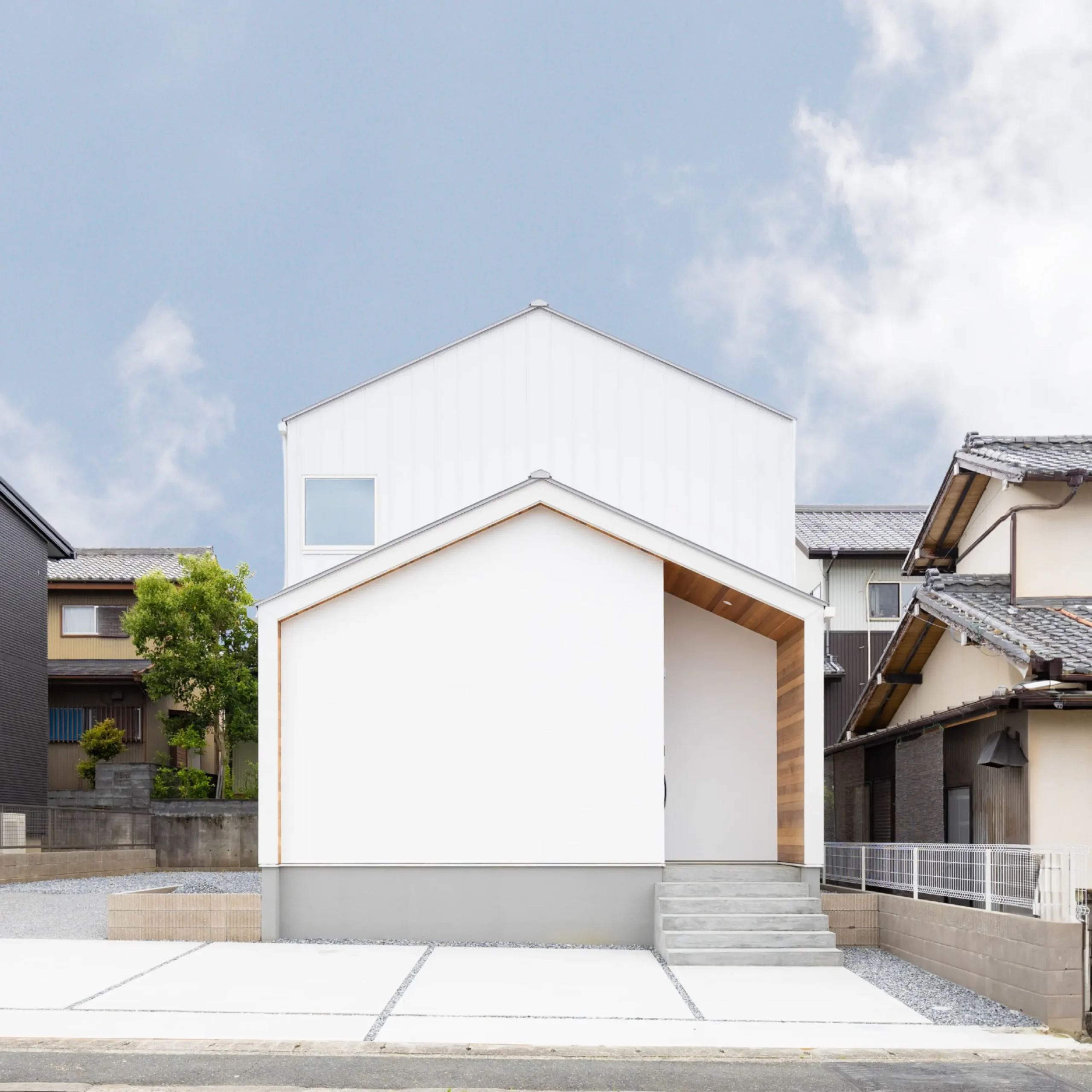 暮らしに寄り添う、白と木のやさしいお家